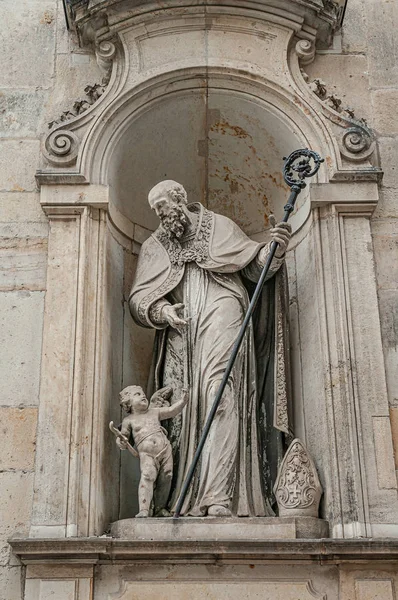 Estatuto muito antigo de alto sacerdote classificado com anjo alado em hist — Fotografia de Stock
