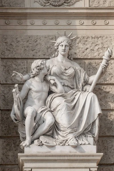 Alte symbolische Statue von Europa, eine mächtige Frau mit Fackel und — Stockfoto