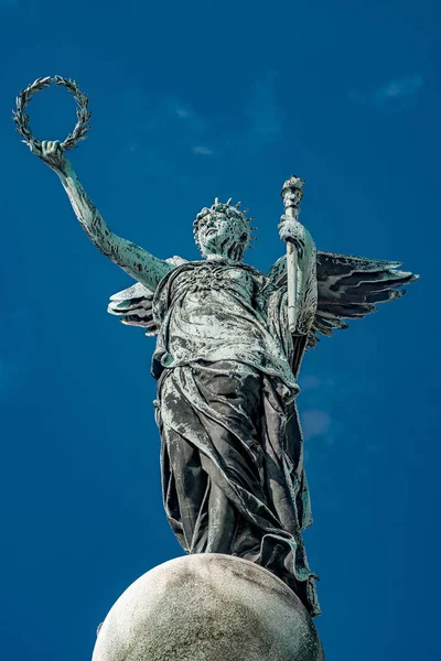 Kanatlı şehvetli Rönesans dönemi melek üst sütun heykeli bir — Stok fotoğraf