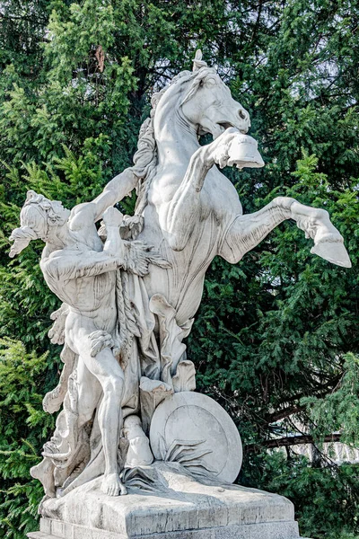 Statue de jeune chasseur à moitié nu essaie de dompter un cheval, loc — Photo
