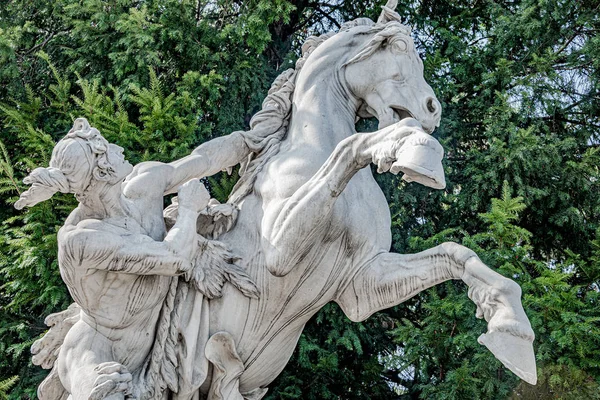 Statue de jeune chasseur à moitié nu essaie de dompter un cheval, loc — Photo