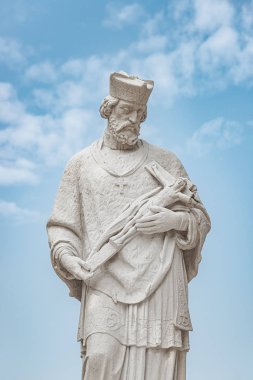 Viyana'da çarmıha gerilmiş İsa figürü ile rahip heykeli aşağı