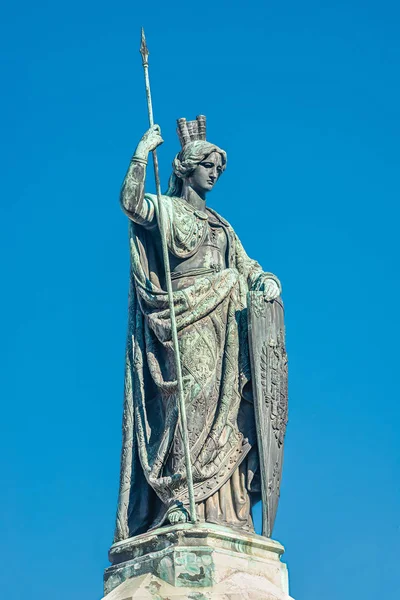 Top-Statue einer Kriegerin mit Schild und Turmspitze in Österreich — Stockfoto