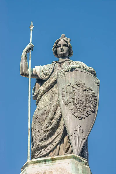 Top-Statue einer Kriegerin mit Schild und Turmspitze in Österreich — Stockfoto