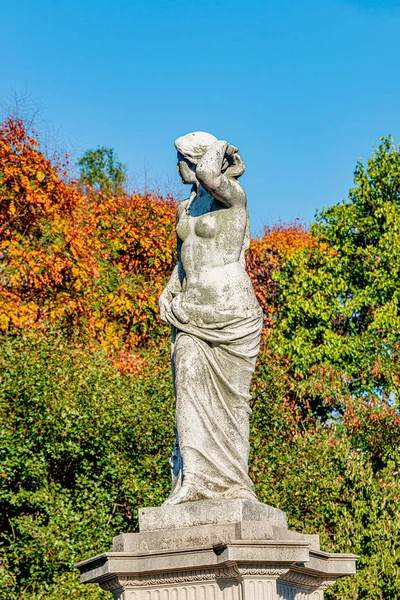 Statue of sensual Renaissance era naked woman in Vienna central — Stock Photo, Image