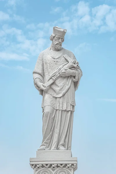 Priesterstatue mit Figur des gekreuzigten Jesus in Wien — Stockfoto