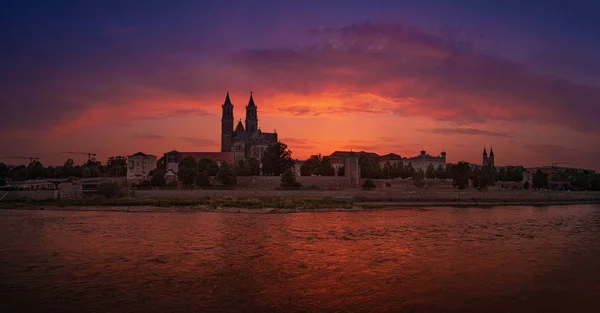 Magdebu Katedrali önünde Kanlı günbatımı panoramik görünümü — Stok fotoğraf