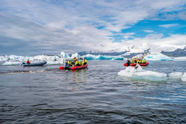 Buzdağları ve zodyak turistik tekneler ile Glacier Lagoon görünümü 