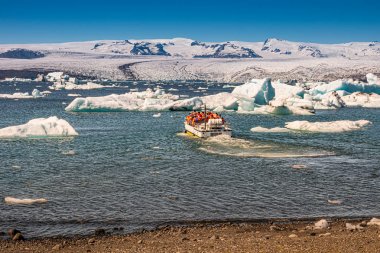 Buzdağları ve zodyak turistik tekneler ile Glacier Lagoon görünümü 