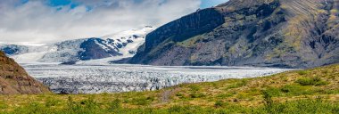 S Skaftafell yakınlarındaki harika ve büyük Skaftafellsjokull buzul