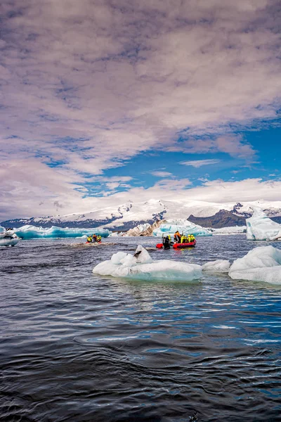 Utsikt över glaciärlagunen med isberg och Zodiac turistbåtar — Stockfoto