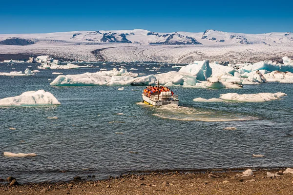 冰川泻湖与冰山和生肖旅游船的视图 — 图库照片