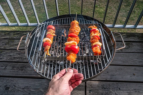 Grilled delicious shashlik with tomato and onion in outdoor at h — Stock Photo, Image