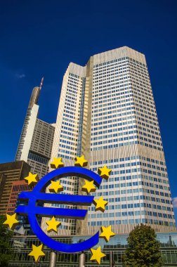 Euro para biriminin sembolü gökdelenin önünde finansal düşüş