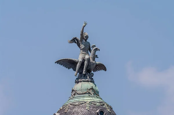 Estatua de joven hombre desnudo y águila en la cima de la cúpula en Ba —  Fotos de Stock