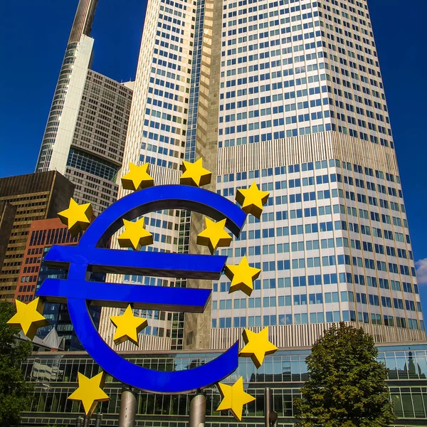 Símbolo de la moneda del euro frente a rascacielos en la cuenta atrás financiera — Foto de Stock