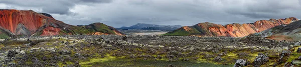 Panoramic view of colorful rhyolite volcanic mountains Landmanna — Stock Photo, Image