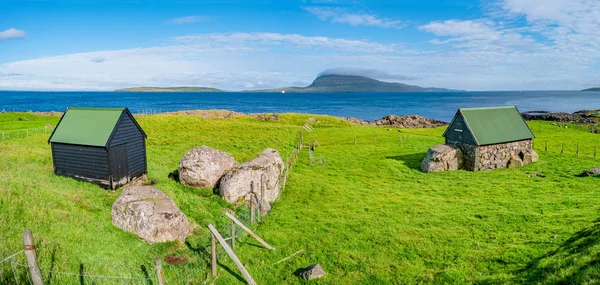 Vista panorámica de la costa de las Islas Feroe con granja tradicional h — Foto de Stock