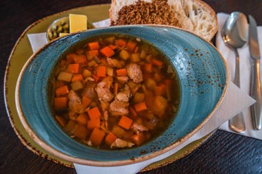 Geleneksel İzlanda kuzu çorbası, ekmek ve tereyağı, kapalı, Icela