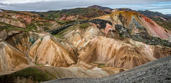 Vue panoramique des montagnes volcaniques colorées de rhyolite Landmanna — Photo