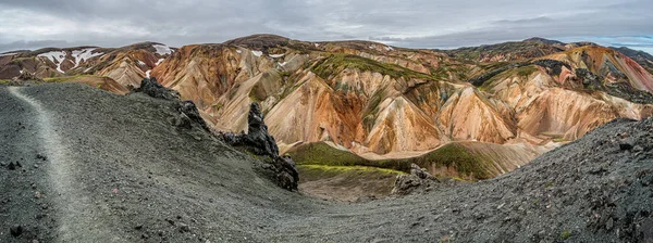 Vue panoramique des montagnes volcaniques colorées de rhyolite Landmanna — Photo