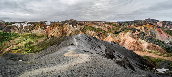 カラフルな流紋岩火山の山 Landmanna のパノラマ ビュー — ストック写真