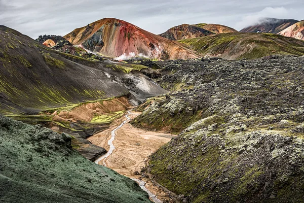 Panoramatický pohled barevné ryolitové sopečné hory Landmanna — Stock fotografie