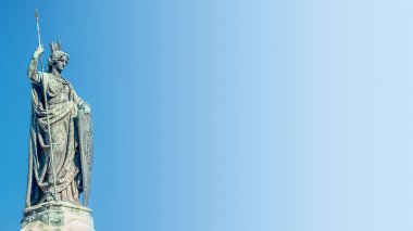 Avusturya F kalkan ve kule ile bir kadın savaşçı üst heykeli