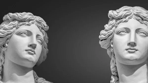 Portrait of two young and naked sensual Roman renaissance era wo — Stock Photo, Image