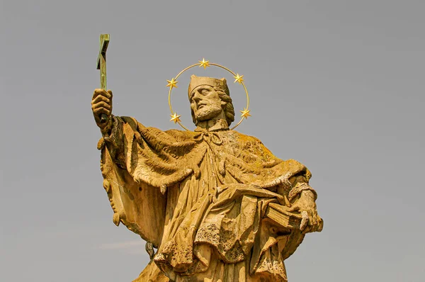 Oude standbeeld van Saint Nepomuk op de oude Stadsbrug verlicht w — Stockfoto