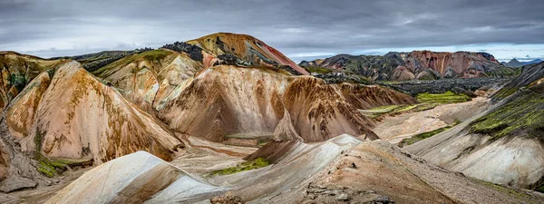 Panoramatický pohled barevné ryolitové sopečné hory Landmanna — Stock fotografie