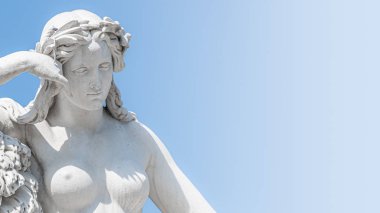 Şehvetli rönesans dönemi kadın eski heykeli büyük aslan üzerinde döşeme bir