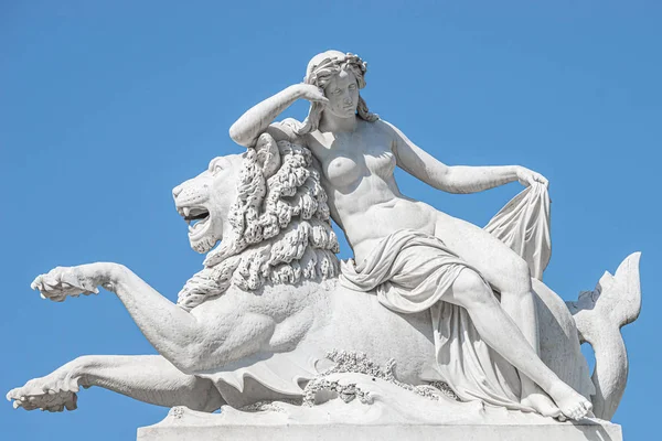 Vieille statue de femme de l'ère de la renaissance sensuelle posée sur un gros lion a — Photo