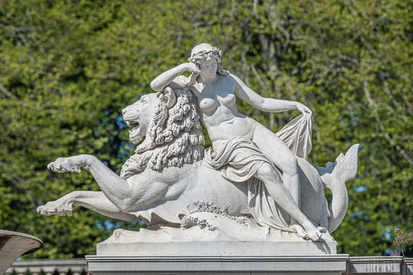 Estátua velha da mulher sensual da era renascentista que coloca no leão grande i — Fotografia de Stock