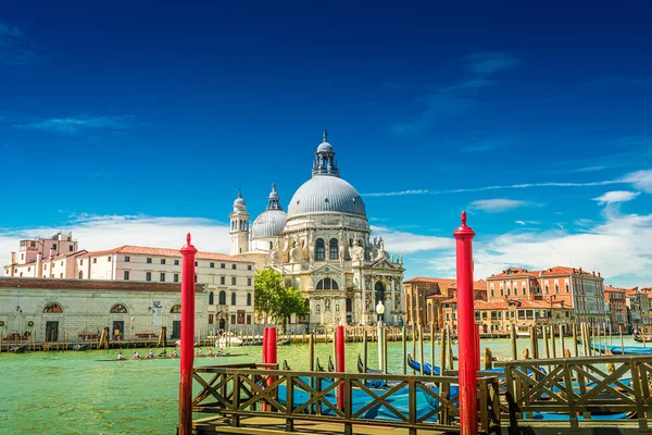 Kleurrijk uitzicht op Basilica di Santa Maria della Salute en drukke G — Stockfoto