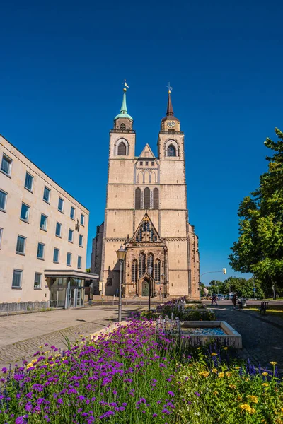 Церковь Святого Иоханниса (Jochanniskirche) и цветы в г — стоковое фото