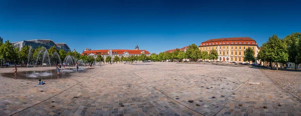 Katedralin Çeşmesi ile büyük Dome meydanının panoramik manzarası 