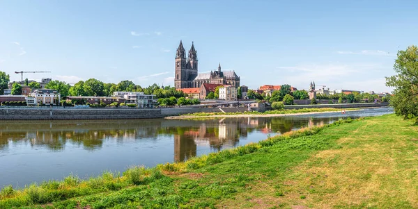 Vue panoramique sur la magnifique cathédrale de Magdebourg et la rivière E — Photo