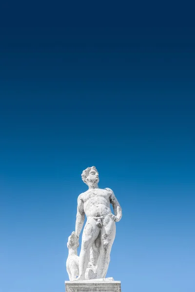 Statua come decorazione del tetto di Palazzo Ducale a Venezia — Foto Stock