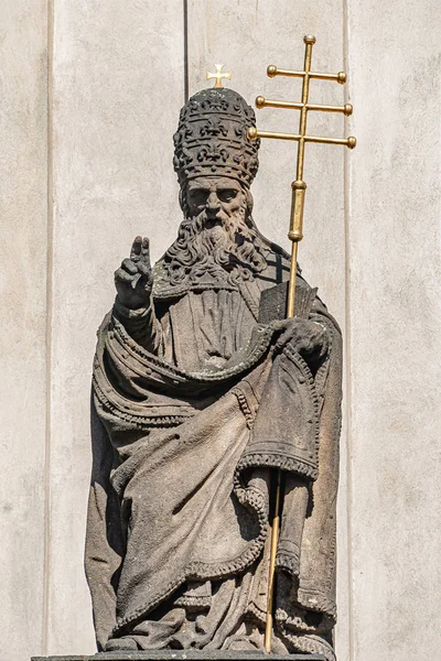 Fachada decorativa estátuas de sacerdotes e bispos em Saint Salvat — Fotografia de Stock