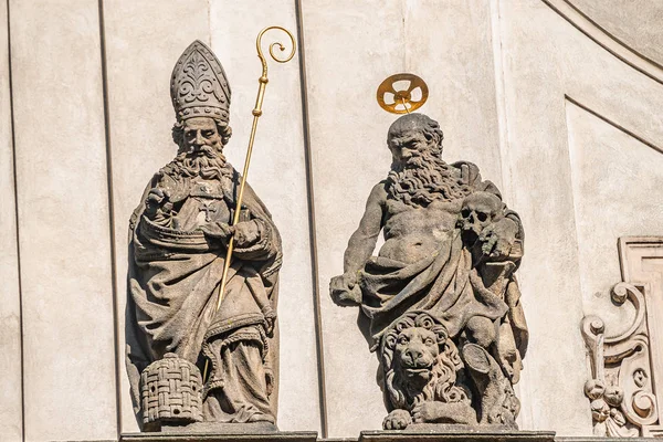 Fachada decorativa estátuas de sacerdotes e bispos em Saint Salvat — Fotografia de Stock