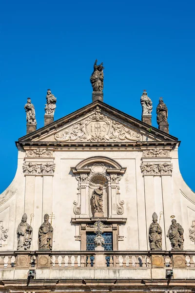 Vackra Saint Salvator kyrka nära Karlsbron i Prag, C — Stockfoto