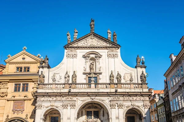 Bella chiesa di San Salvatore vicino al Ponte Carlo a Praga, C — Foto Stock