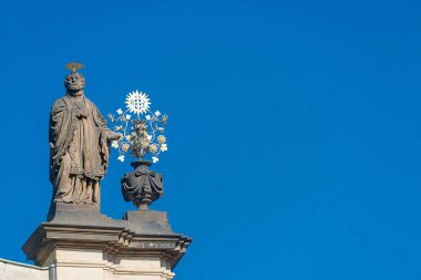 Aziz Salvat'ta rahip ve piskoposların dekoratif cephe heykelleri