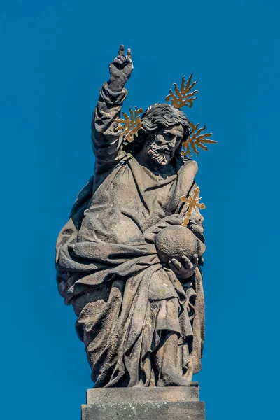 Estatuas de fachada decorativa de sacerdotes y obispos en San Salvador — Foto de Stock