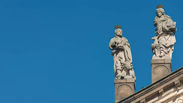 Декоративные фасадные статуи священников и епископов в Сант-Сальвате — стоковое фото