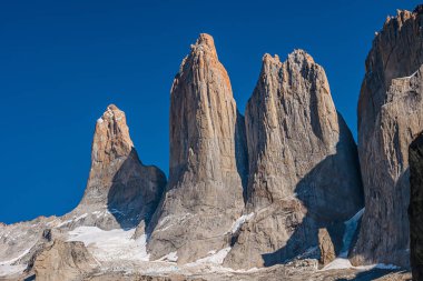 Torres del Pain mavi gökyüzünde zirve dişleri olarak üç büyük zirveleri