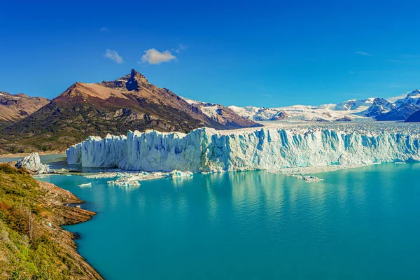 มุมมองที่ยอดเยี่ยมที่น้ําแข็ง Perito Moreno ขนาดใหญ่ใน Patagonia ใน — ภาพถ่ายสต็อก