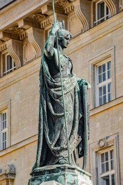 Avusturya F kalkan ve kule ile bir kadın savaşçı üst heykeli