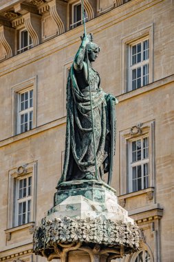 Avusturya F kalkan ve kule ile bir kadın savaşçı üst heykeli